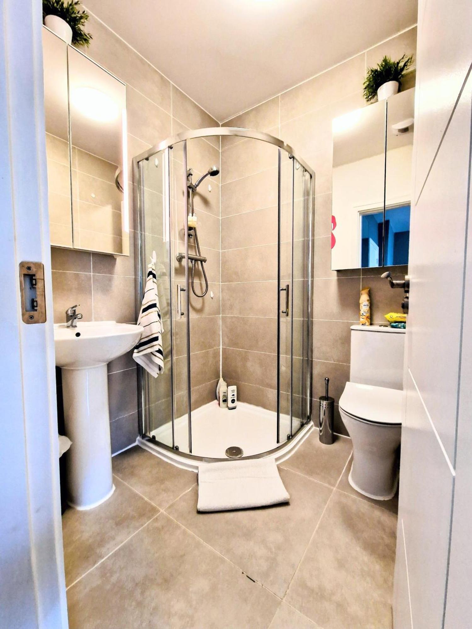 Master Bedroom With Ensuite ルーカン エクステリア 写真